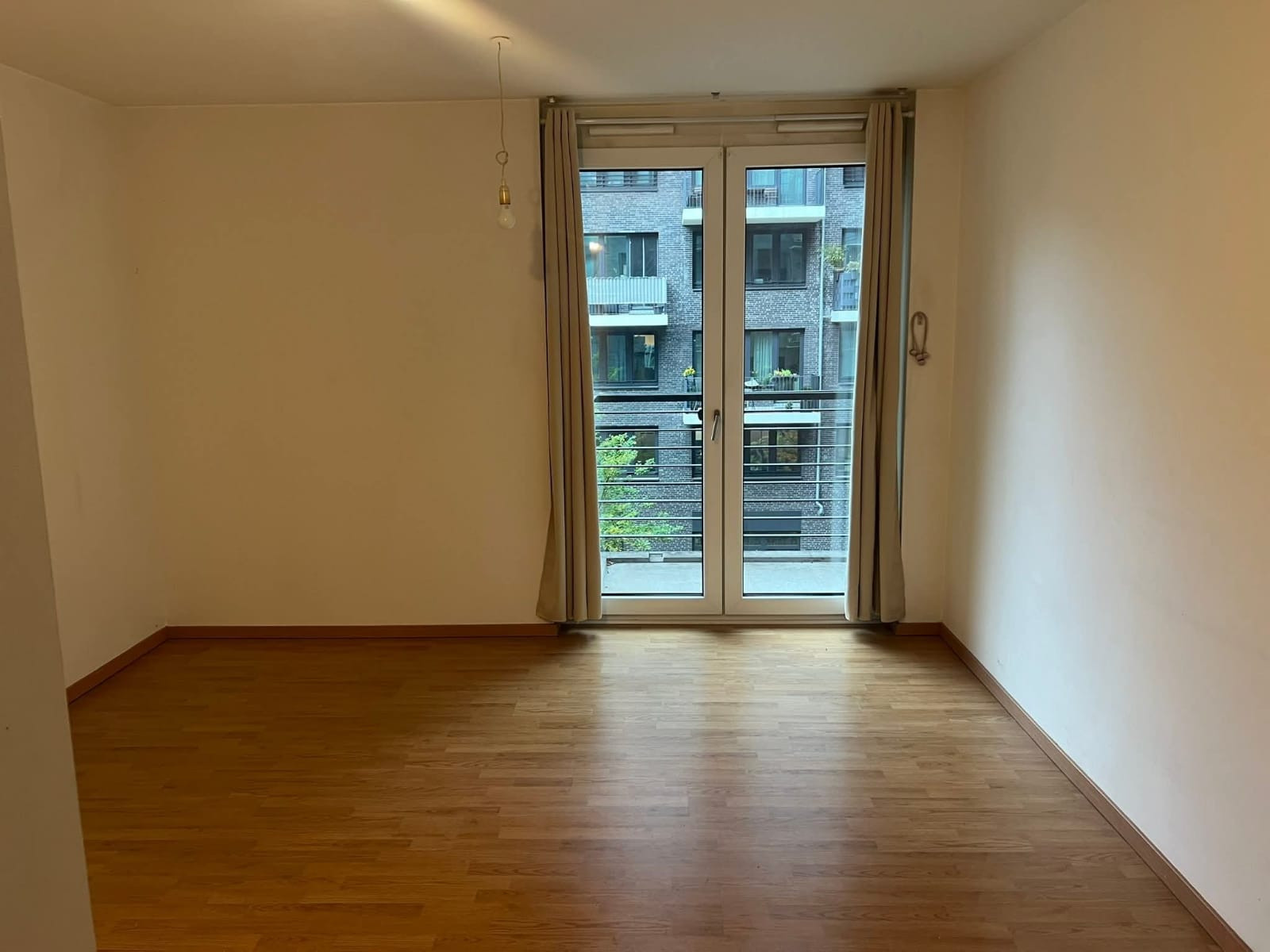Modern 1-Room Apartment with Balcony near Alexanderplatz, Berlin Mitte — Photo 1